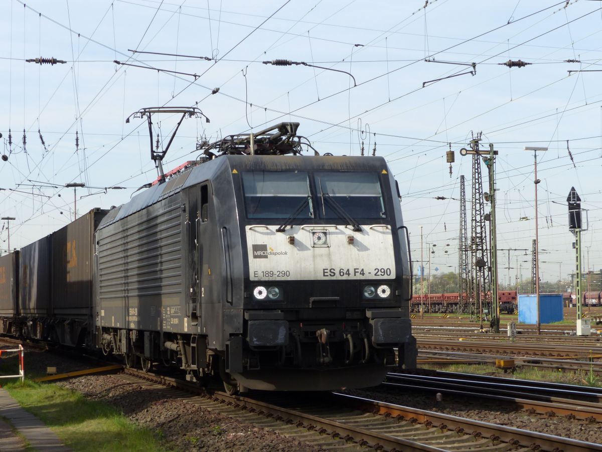 Mitsui Rail Capital Europe (MRCE) Lok 189 290 G�terbahnhof Oberhausen West 31-03-2017.


Mitsui Rail Capital Europe (MRCE) loc 189 290 goederenstation Oberhausen West 31-03-2017.