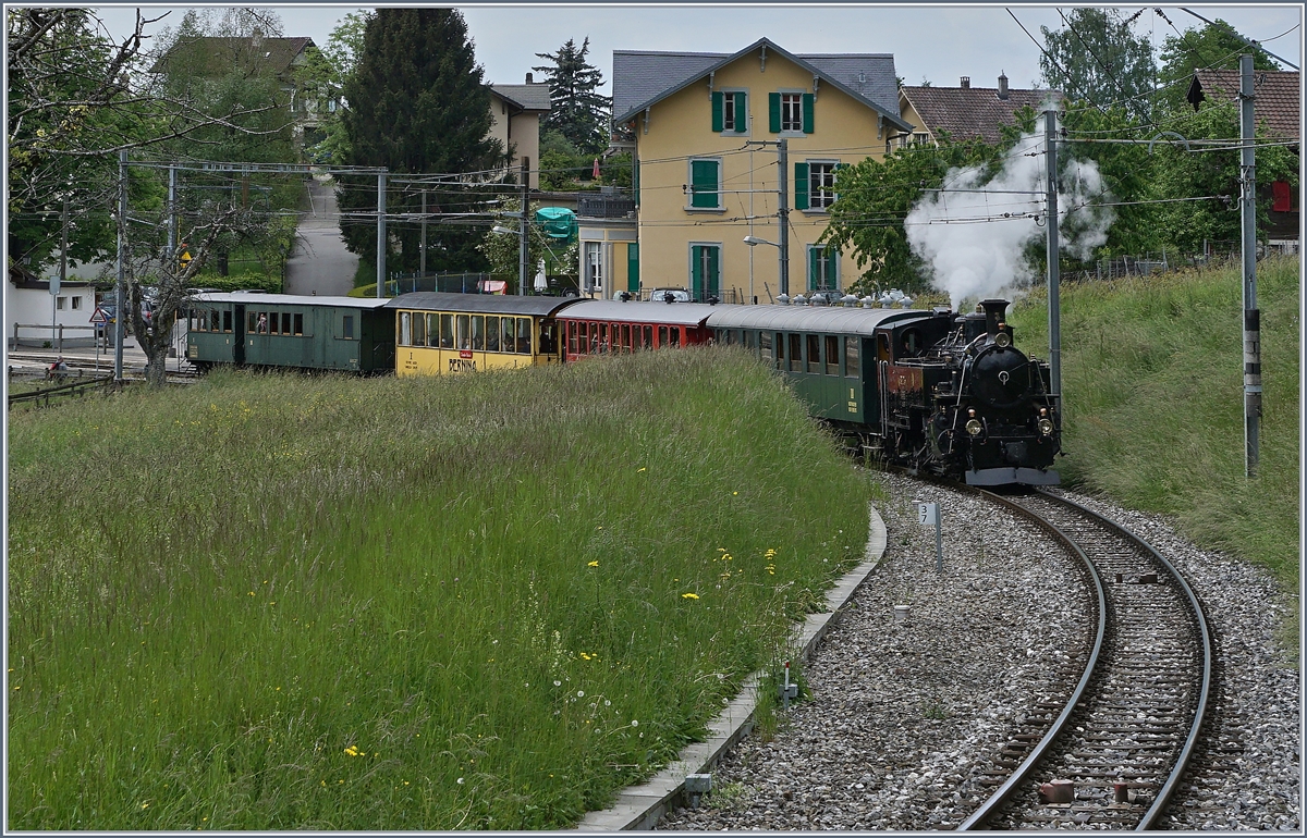 Mitte Mai verlässt die Blonay-Chamby HG 3/4 N° 3 mit einem stattlichen Zug St-Légier Gare. 
Zur Zeit (2018-2019) wird der Bahnhof von St-Légier grundlegend umgebaut.
16. Mai 2016