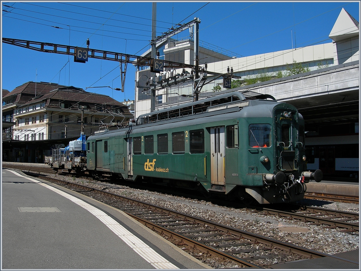 Mitten in der Mittagspause sah ich einen Pantographen vor dem Fenster vorbeiflitzen, sprang auf, schnappte mir meinen Fotoapparat und kam gerade noch rechtzeitig, um den dsf BDe 4/4 1641 beim kurzen Halt in Lausanne zu fotografieren.
22. August 2016