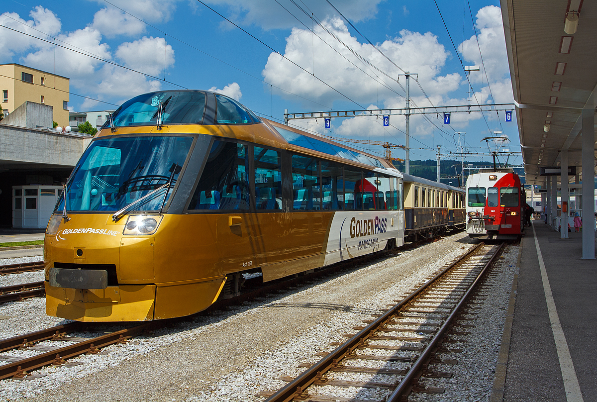 MOB 1.Klasse Panorama-Steuerwagen Ast 151 (ex Arst 151) steht am 28.05.2012 mit einem MOB Panoramic Express im Bahnhof Bulle (Kanton Freiburg).

Die MOB beschaffte 1993 zwei Panoramawagen als Steuerwagen Arst 151–152 mit erhhtem Fhrerstand und 8 Aussichtspltzen hinter der Frontscheibe, diese Passagiere knnen so den Blick nach vorne auf die Strecke (bei entspr. Fahrtrichtung) genieen. Die beiden Wagen Ast 151 und 152 und die beiden As 153 und 154, wurden mit einer GDe 4/4 in der Mitte, als reiner 1. Klasse-Zug Crystal Panoramic anstelle des Superpanoramic am Wochenende und im Sommer tglich eingesetzt.

Der brige Passagierraum war ursprnglich ist als Barwagen mit Lngssitzbnken ausgestattet. Auf Tische wurde verzichtet und die Sitze am Wagenende in Reihenbestuhlung angeordnet.

TECHNISCHE DATEN eines BDe 4/4:
Hersteller: Breda, Baujahr 1993
Spurweite: 1.000 mm (Meterspur)
Achsanzahl: 4 (in 2 Drehgestellen)
Lnge ber Puffer: 18.700 mm
Wagenkastenlnge: 18.060 mm
Drehzapfenabstand: 12.830 mm
Achsabstand im Drehgestell: 1.800 mm
Drehgestell Typ: SIG-90
Laufraddurchmesser: 750 mm (neu)
Eigengewicht: 20,7 t
Hchstgeschwindigkeit: 120 km/h
Sitzpltze: 28 (in der 1. Klasse) und 8 (VIP)
WC: 1
