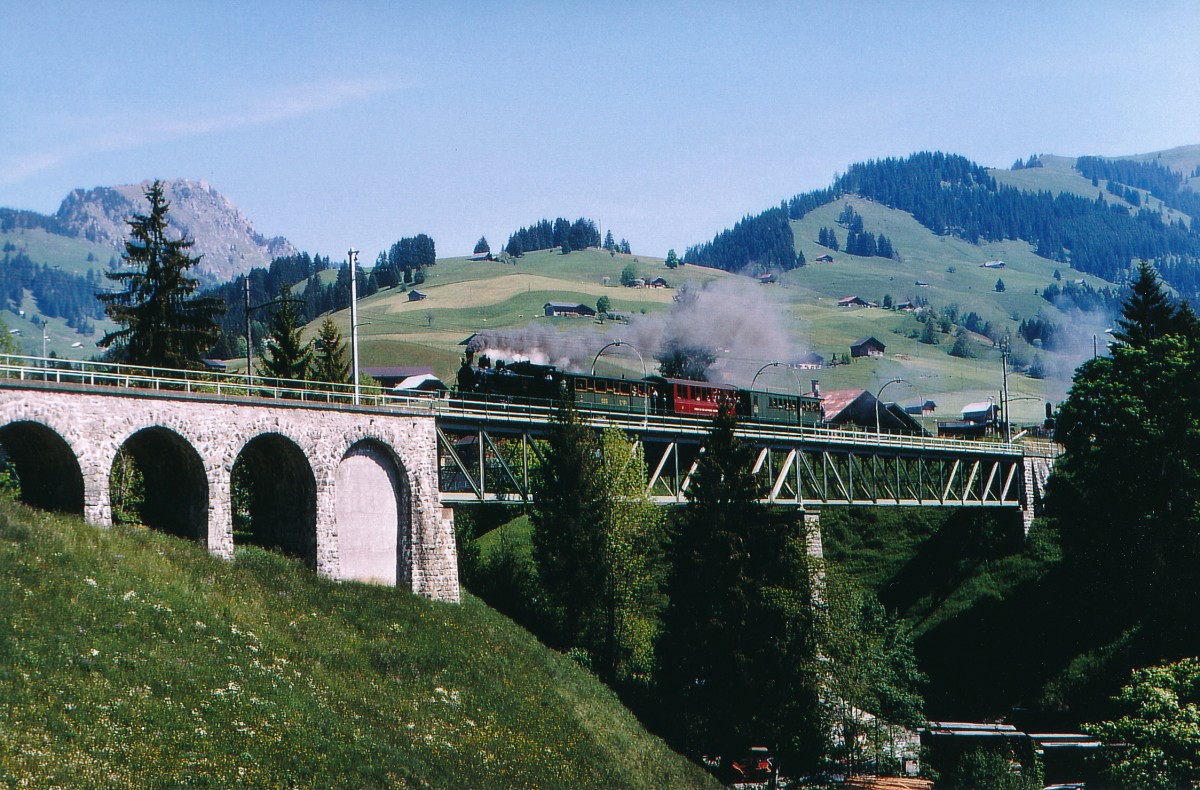 MOB/BC: BC-Dampfzug beim Passieren des Flendruz-Viadukts am 29. Mai 2004. Ab und zu sind die BC-Sonderzüge auch ausserhalb ihrer Stammstrecke unterwegs.
Foto: Walter Ruetsch