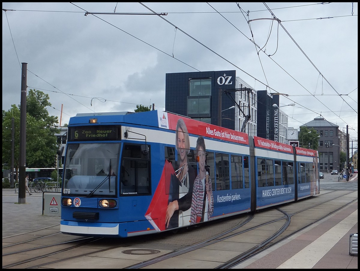Moderne Stra�enbahn in Rostock.
