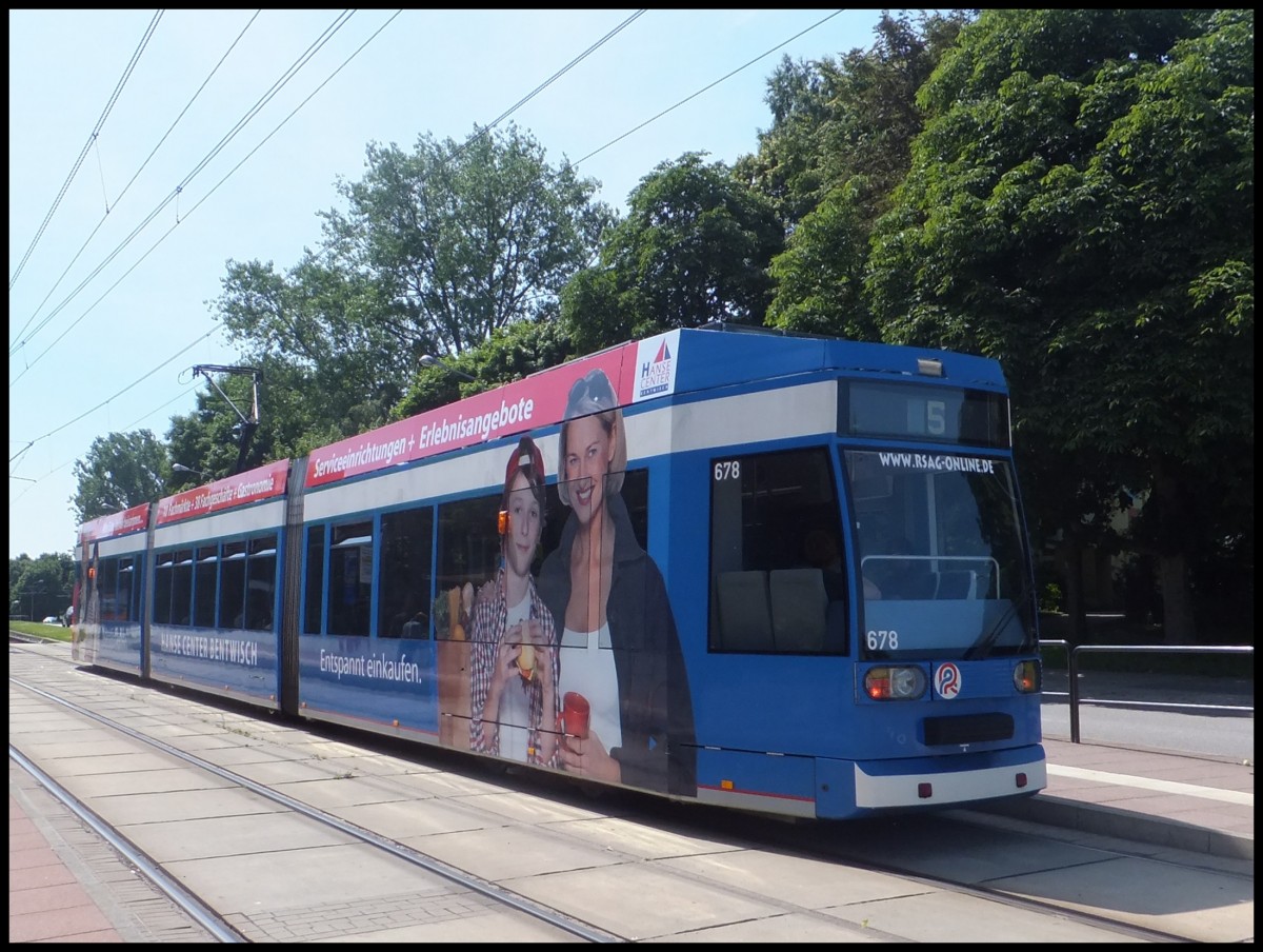 Moderne Stra�enbahn in Rostock.