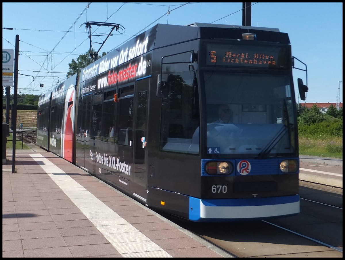 Moderne Stra�enbahn in Rostock.