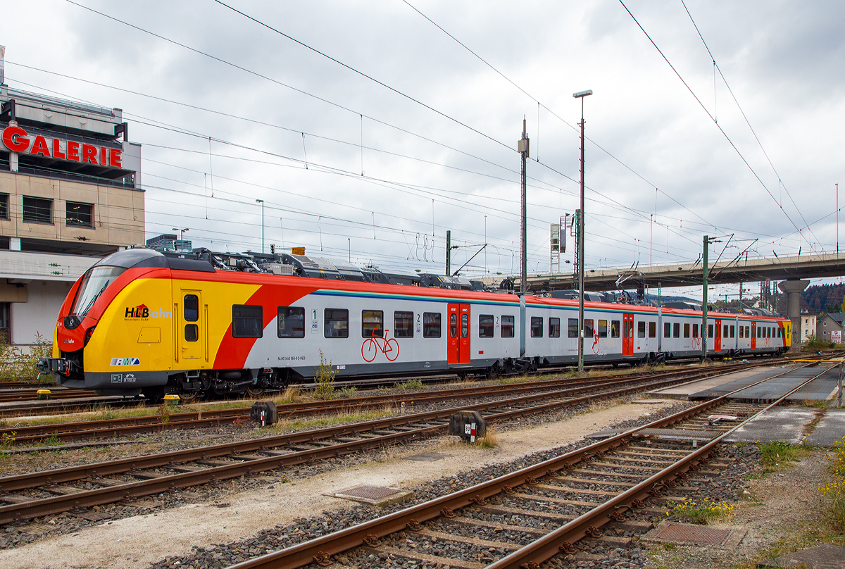 
Momentan sind auch 2 vierteilige HLB  Grinsekatzen  zu Besuch in Siegen....
Der ET 164 (94 80 1440 164-0 D-HEB / 94 80 1440 664-9 D-HEB / 94 80 1441 164-9 D-HEB /  94 80 1441 664-8 D-HEB) ein vierteiliger Niederflur-Elektrotriebwagen vom Typ Alstom Coradia Continental der HLB (Hessische Landesbahn) steht am 28.10.2018 beim Hbf Siegen. Aufgenommen aus dem Südwestfälische Eisenbahnmuseum.