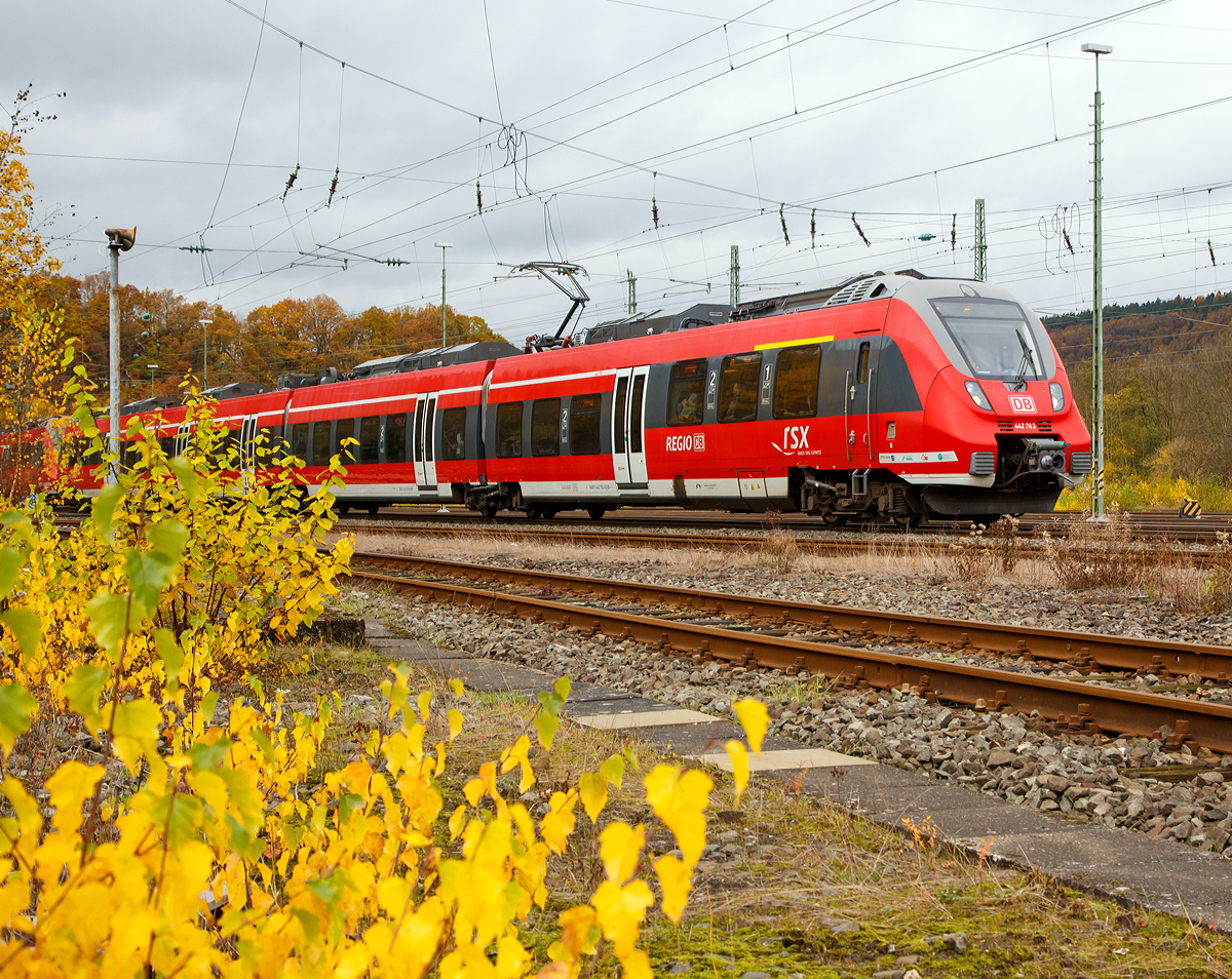 
Motiv herbstlich verdeckt - Zwei gekuppelte 4-teilige Bombardier Talent 2 (BR 442 / 443) der DB Regio NRW erreichen bald (am 07.11.2015), als RE 9 (rsx - Rhein-Sieg-Express) Siegen - Köln - Aachen, den Bahnhof Betzdorf/Sieg.
