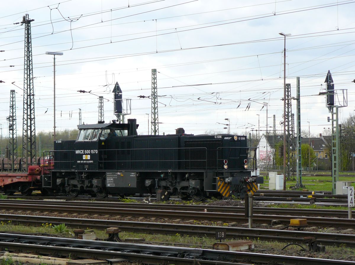 MRCE Diesellok 500 1570 (9280 1275 007-3 D-DISPO) vermietet an MVG M�lheimer Verkehrsgesellschaft. G�terbahnhof Oberhausen West 17-04-2015.

MRCE dieselloc 500 1570 (9280 1275 007-3 D-DISPO) verhuurd aan de MVG M�lheimer Verkehrsgesellschaft. Goederenstation Oberhausen West 17-04-2015.