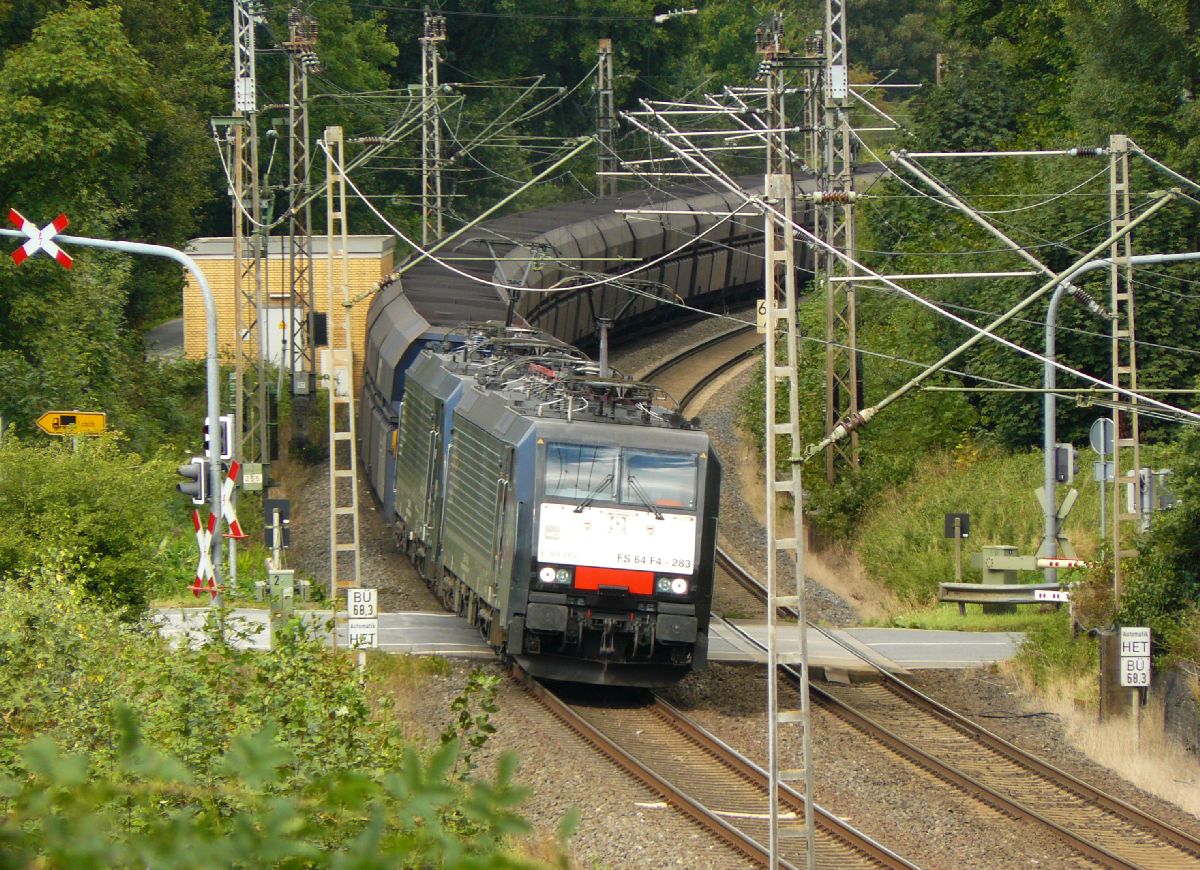 MRCE Lok 189 283-5 mit Schwesterlok Bahn�bergang Emmericher Strasse in Elten, Deutschland 11-09-2013.

MRCE loc 189 283-5 met zusterloc bij overweg Emmericher Strasse in Elten, Duitsland 11-09-2013.