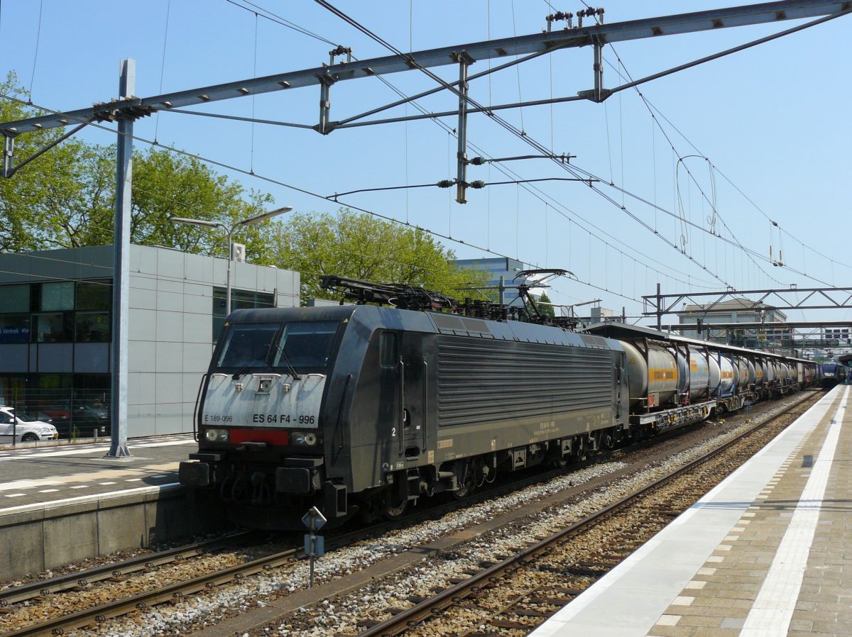 MRCE (Mitsui Rail Capital Europe) Lok 189 096-1 mit G�terzug. Gleis 1 Dordrecht, Niederlande 12-06-2015.

MRCE (Mitsui Rail Capital Europe) loc 189 096-1 met een containertrein. Spoor 1 Dordrecht, Nederland 12-06-2015.