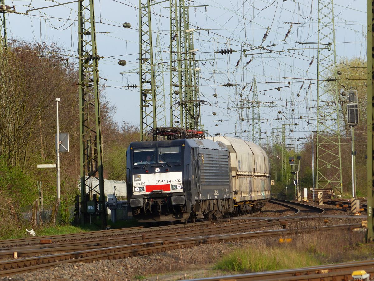 MRCE (Mitsui Rail Capital Europe) Lok E 189 803-0 Bahn�bergang Porzer Ringstra�e, Rangierbahnhof K�ln Gremberg 31-03-2017.

MRCE (Mitsui Rail Capital Europe) loc E 189 803-0 overweg Porzer Ringstra�e, rangeerstation Keulen Gremberg 31-03-2017.