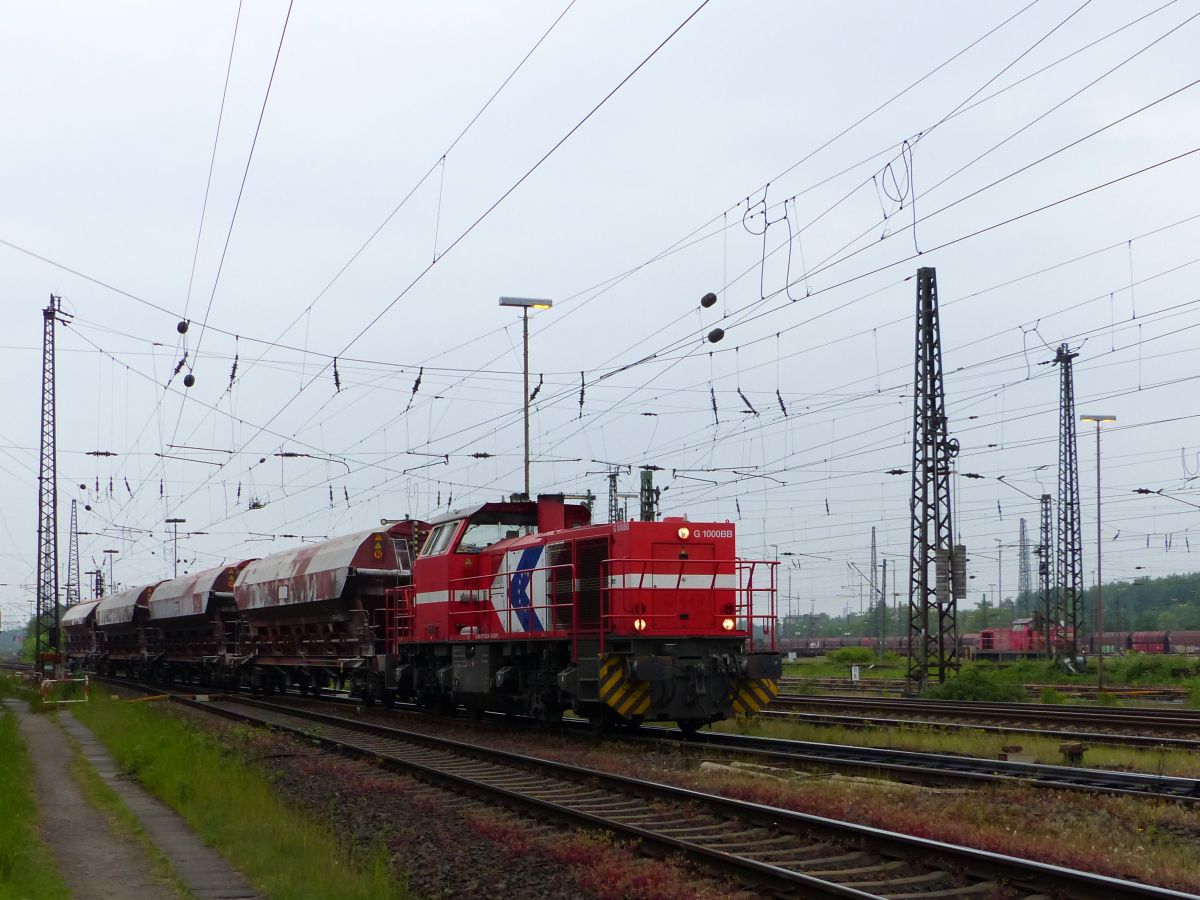 MRCE (Mitsui Rail Capital Europe) Vossloh G1000BB Diesellok 92 80 1271 022-6 D-DISPO G�terbahnhof Oberhausen West 20-05-2016.

MRCE (Mitsui Rail Capital Europe) Vossloh G1000BB dieselloc 92 80 1271 022-6 D-DISPO goederenstation Oberhausen West 20-05-2016.