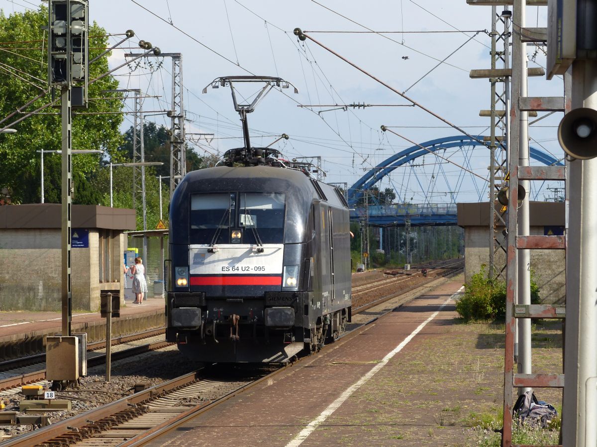 MRCE (Mitsui Rail Capital Europe) Lok ES 64 U2-095 (182-595-9) Gleis 3 Salzbergen 17-08-2018.

MRCE (Mitsui Rail Capital Europe) loc ES 64 U2-095 (182-595-9) spoor 3 Salzbergen 17-08-2018.