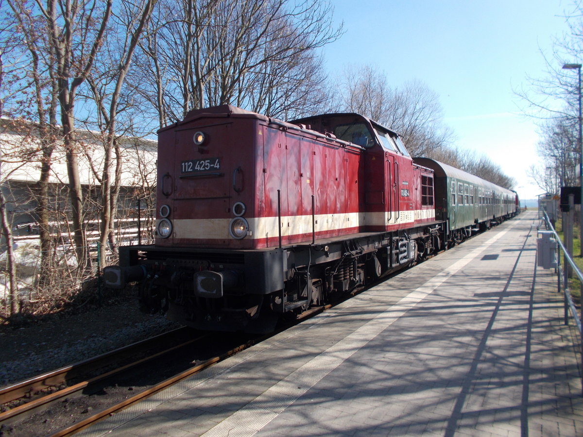 MTEG 112 425 am menschenleeren Bahnsteig in Lauterbach Mole am 27.M�rz 2017.