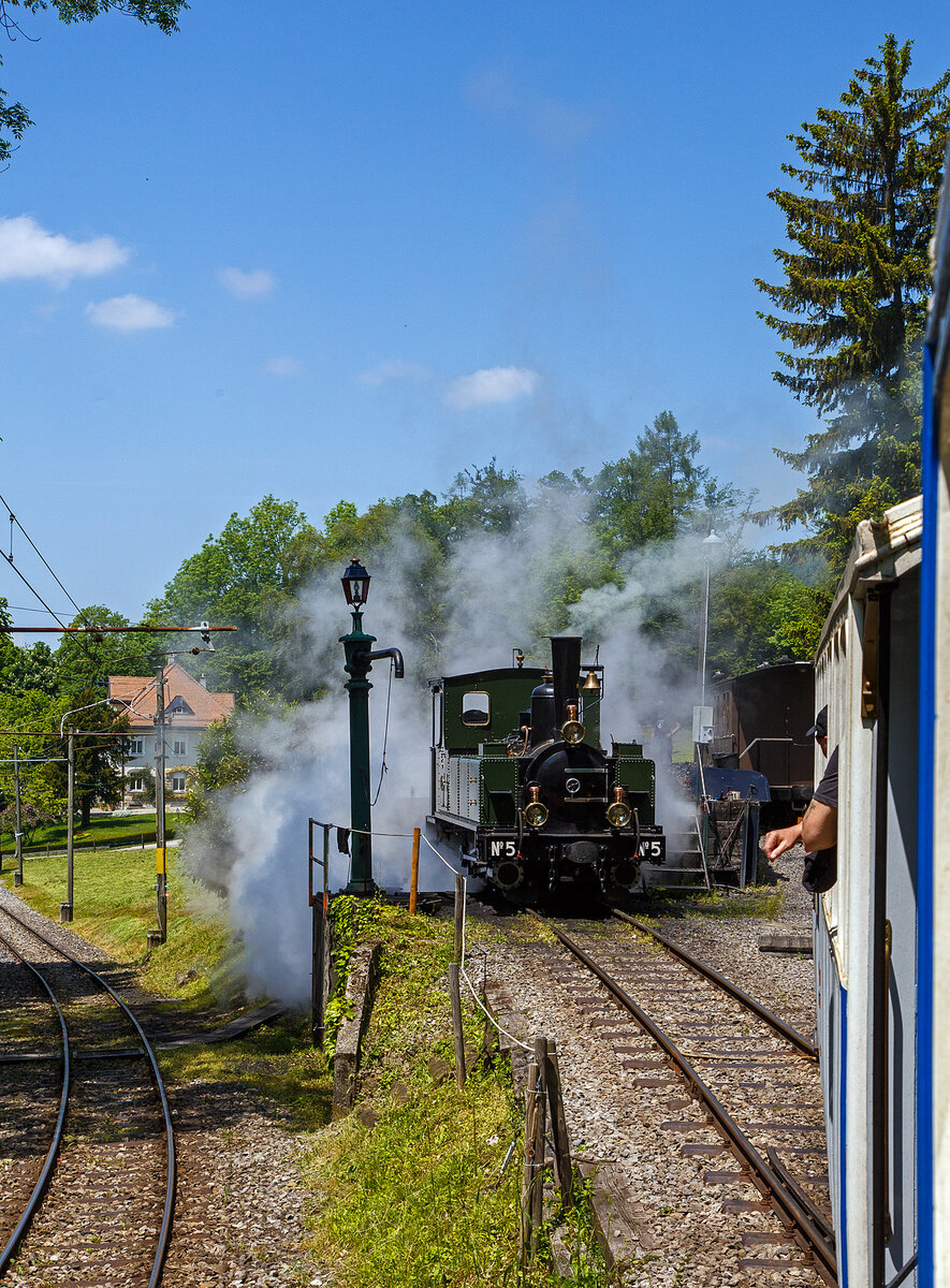 Museumsbahn-Romantik pur – Pfingsten 2023 (Samstag 27 bis Montag 29 Mai 2023) fand bei der Museumsbahn Blonay–Chamby das Schweizer Dampffestival 2023 / Festival suisse de la Vapeur 2023 statt.

Bei der Dampflok-Wartungsstelle der Museumsbahn Blonay–Chamby beim Museumsareal in Chaulin steht am 27.05. 2023 die G 3/3 LEB N° 5  Bercher  der Museumsbahn zum Kohlefassen. Links die Strecke 115 der MVR hinab nach Blonay, wir fahren mit dem ex MOB BCFe 4/4 11 rechts das Stichgleis zum Museum bzw. Depot hinauf.