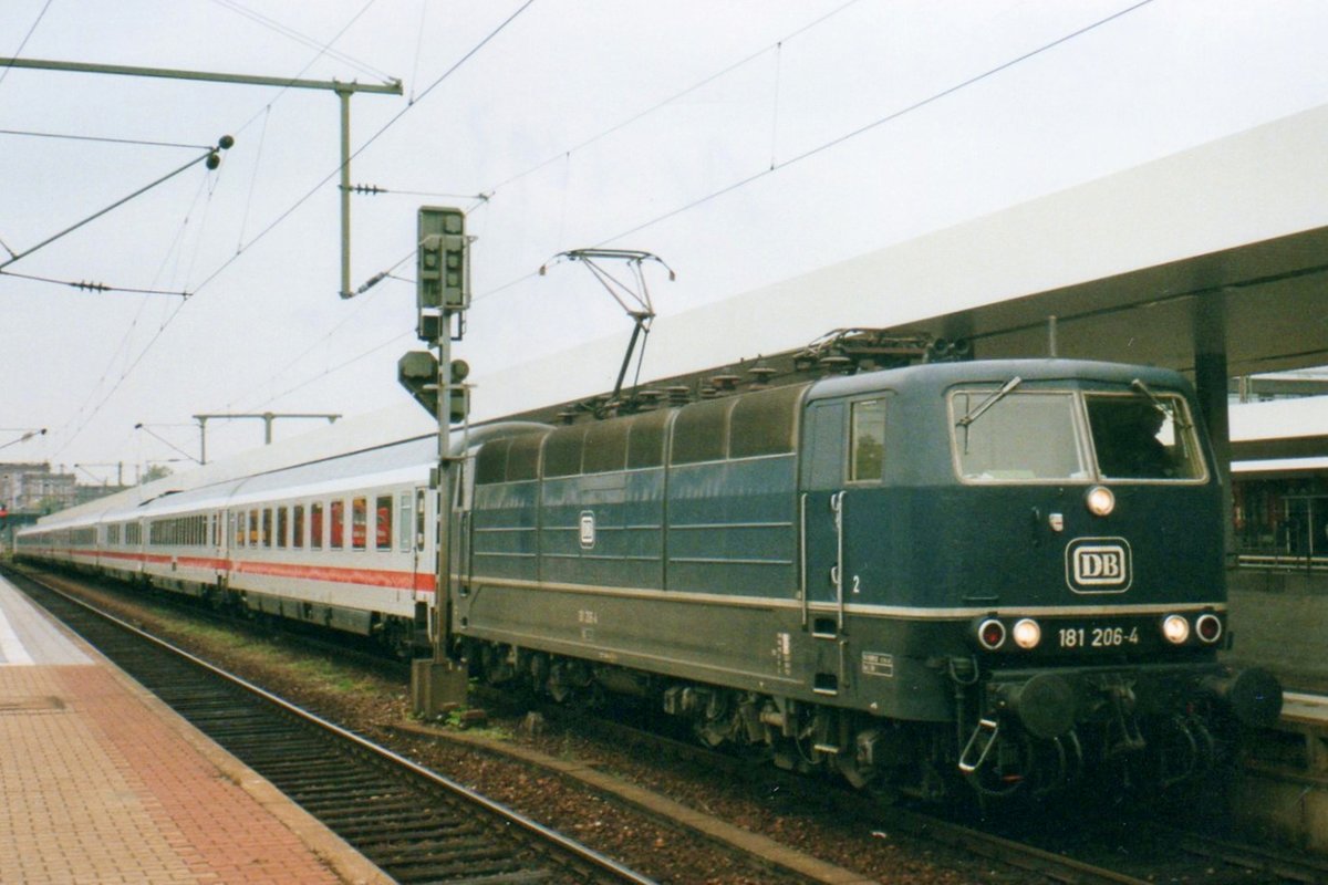 Museumslok 181 206 hält mit ein aus Paris Est kommender EC am 21 Mai 2002 in Mannheim hbf.