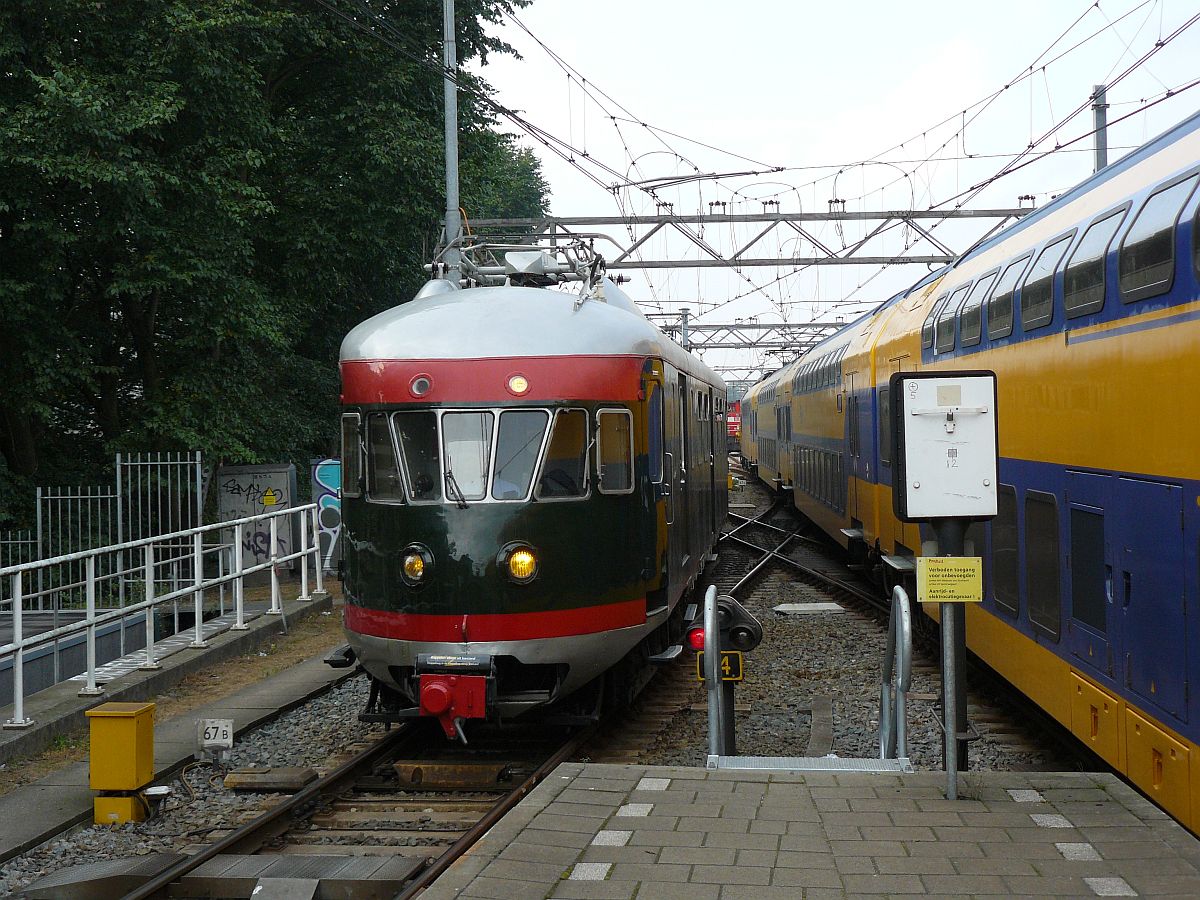 .Museumzug mat'46 TW 273 und mat'54 TW 386 einfahrt Amsterdam Centraal Station 20-09-2014.

.NS treinstellen mat '46 nummer 273 en mat '54 nummer 386 van het Nederlands Spoorwegmuseum komen aan uit Haarlem op spoor 1  i.v.m. 175 jaar spoor in Nederland. Amsterdam Centraal Station 20-09-2014.