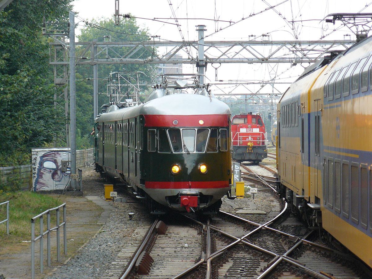 .Museumzug mat'46 TW 273 und mat'54 TW 386 einfahrt Amsterdam Centraal Station 20-09-2014. 

.NS treinstellen mat '46 nummer 273 en mat '54 nummer 386 van het Nederlands Spoorwegmuseum komen aan uit Haarlem op spoor 1 i.v.m. 175 jaar spoor in Nederland. Amsterdam Centraal Station 20-09-2014.