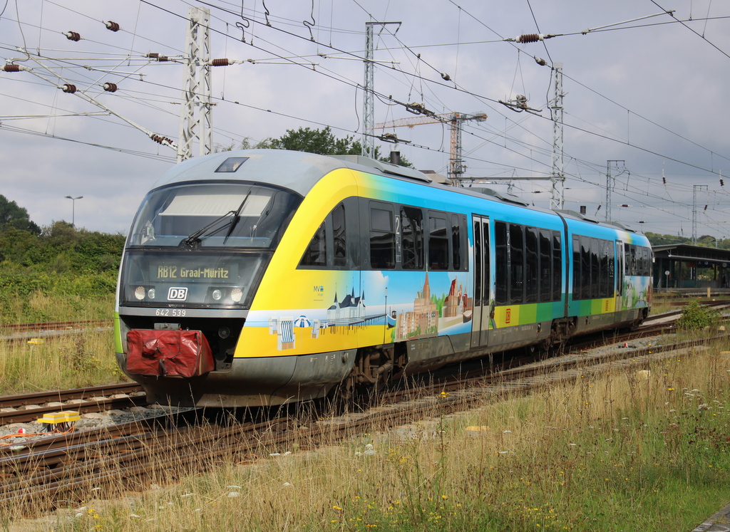 MV-Desing 642 539 als RB 12 von Rostock Hbf nach Graal-Müritz bei der Ausfahrt im Rostocker Hbf.02.08.2025