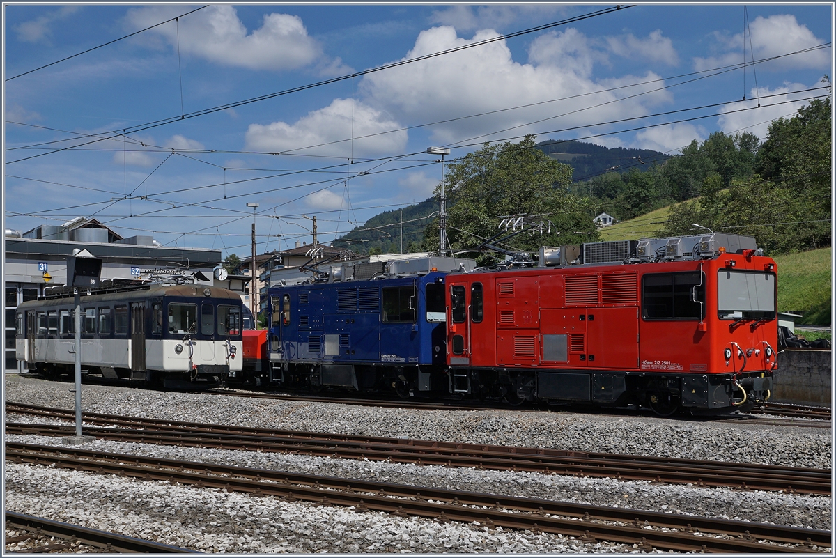 MVR HGem 2/2 2501 und MOB Hem 2/2 2502 in Vielfachsteuerung in Chernex. (Inbetriebnahme durch Stadler).
Im Hintergrund ist der Les Pléiades zu erkennen, welche von den beidne Loks nur die rote HGem 2/2 2501 dank ihrem Zahnradantrieb erklimmen kann. 
 11. August 2016