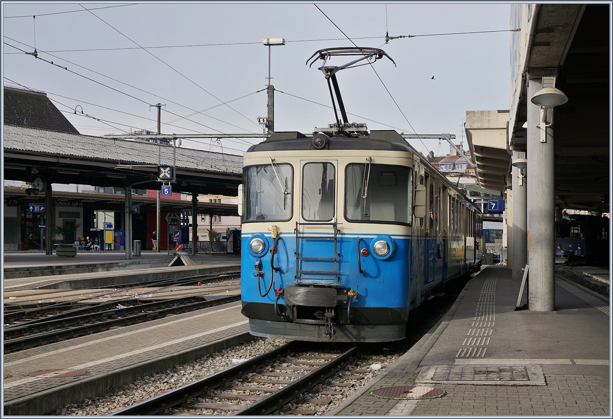 Nach der Ausfahrt des MVR Regionalzuges 2326 nach Les Avants wird der MOB ABDe 8/8 als Leermaterialzug nach Chernex fahren, um bis zur Rückkehr des nach Les Avants gefahren Zuges den Nahverkehr zwischen Montreux und Chernex zu übernehmen (Züge Che 2327 Mx 2330 Che 2331 Mx 2332 Che). 29. Dez. 2017 