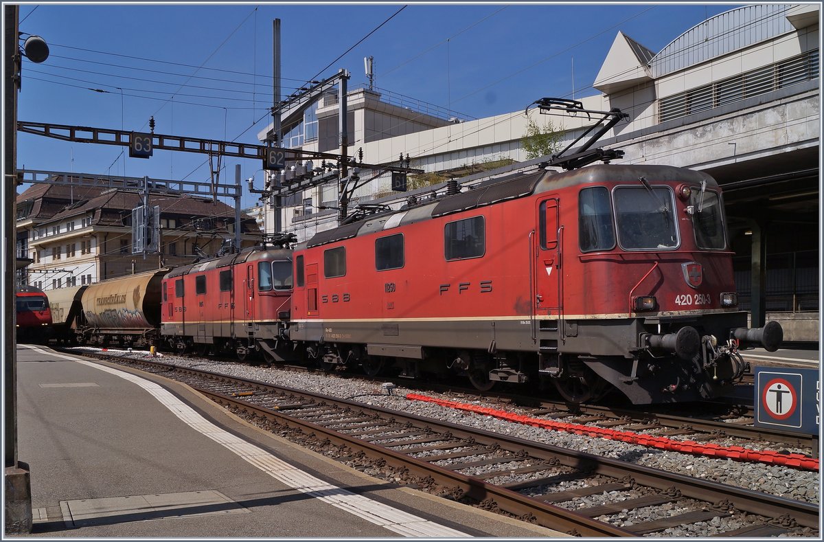 Nach dem Abwarten der Blockdistanz in Lausanne setzen die beiden Re 4/4 II 11250 und 11275 mit dem Spaghetti-Zug von Frankreich nach Italien ihre Fahrt fort. Der Zug besteht aus 17 Uagpps (o.ä.) bzw. die beiden Loks haben 68 Achsen am Hacken. 

17. April 2020 