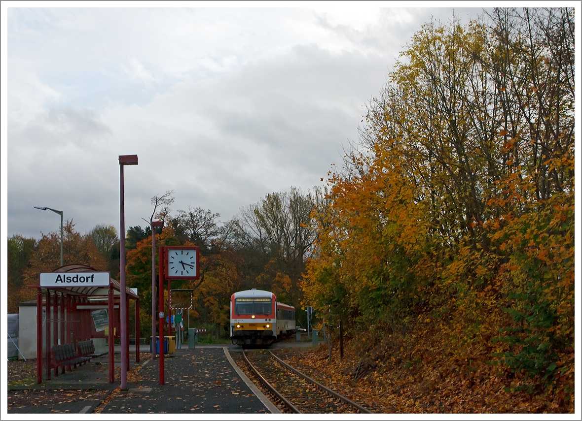 Nach dem ich den Zug zuvor knapp verpasst habe, war eine Stunde spter das Licht weg....

Der Dieseltriebzug 928 677-4 / 628 677-7 Daadetalbahn der Westerwaldbahn (WEBA) kommt von Daaden und fhrt am 26.10.2013 in den Haltepunkt Alsdorf ein.
