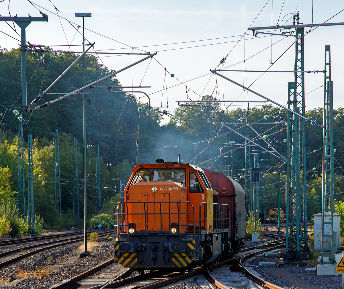 
Nach dem Umsetzen und Ranggieren geht die KSW 46 (92 80 1277 807-4 D-KSW), die Vossloh G 1700-2 BB der Kreisbahn Siegen-Wittgenstein mit dem 355 langen und 630 t schweren Übergabezug 54381auf die Reise nach Kreuztal. Unteranderem bestand der Übergabezug auch Langschienenwagen und am Zugschluss mit einem Schienenladewagen.

Nachmals einen lieben Gruß an den netten Lokführer, der mir auch die Daten über den Zug gab.
Das Bild entstand vom Bahnsteigende Gleis 106.
