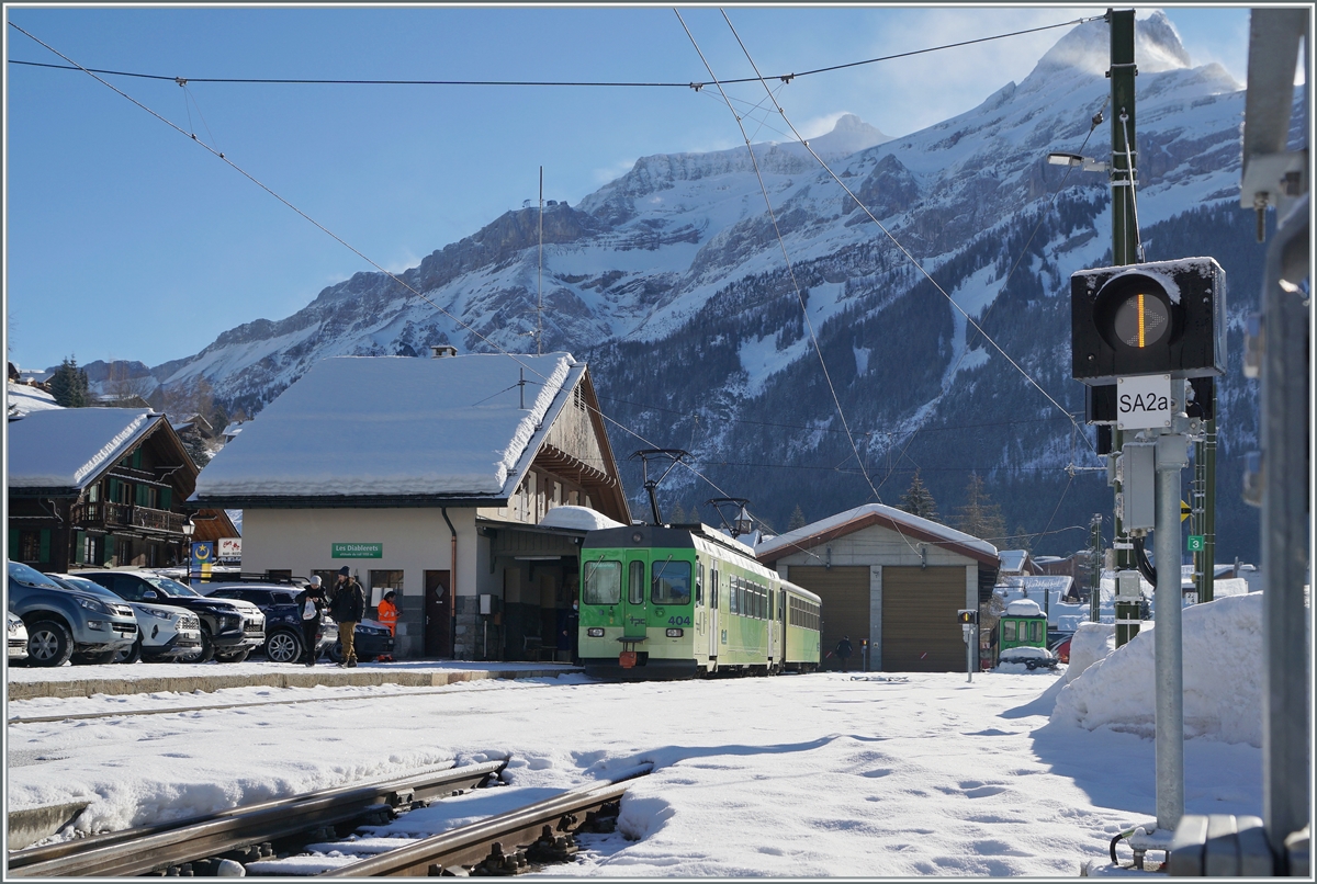 Nach einem kurzen Aufenthalt wird der ASD BDe 4/4 404 und sein Bt 431 Les Diablerets verlassen und nach Aigle zurückfahren. 
Beachtens wert der augenscheinlich stürmische Wind auf den Gipfeln im Hintergrund.

8. Februar 2021