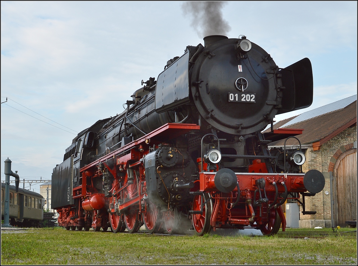 Nach getaner Arbeit, 01 202 beim Abdampfen in Romanshorn. Mai 2015.