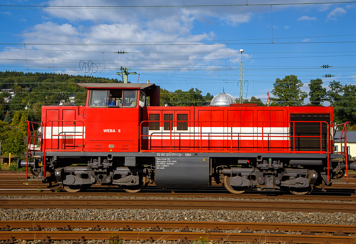 Nach getaner Arbeit geht es wieder nach Hause...
Die Westerwaldbahn WEBA 5 - 211 177-1 (92 80 1211 177-1 D-WEBA), eine On Rail DH 1004 (Umbau aus V 100.10), hat am 18.09.2015  einen Übergabe-Güterzug im Rbf Betzdorf/Sieg angestellt, nun fährt sie wieder zurück auf die Bindweide.

Die Ursprungslok ist die DB V 100 1177 (ab 1968 DB 211 177-1) welche 1961 von Henschel unter der Fabriknummer 30526 gebaut wurde. 1999 erfolgte der Umbau durch Vossloh im Werk Moers nach dem Konzept von On Rail mit Serienteilen der Type G1205 unter Verwendung von Rahmen und Drehgestellen in die DH 1004, die neue Fabriknummer ist DH 1004 / 2. Rahmen und Drehgestellen sind noch die alten von der V 100, darüber ist alles neu. 1999 ging die Lok an die WEBA - Westerwaldbahn des Kreises Altenkirchen GmbH (Steinebach-Bindweide) als WEBA Lok 5. Nach der Einstellung des Güterverkehrs der WEBA wurde die Lok an die CCW - Captrain Deutschland CargoWest GmbH (Gütersloh) und wird dort als CCW V 148 (92 80 1211 177-1 D-CCW) geführt.

Als im Zuge der Bahnreform in Deutschland zunehmend Bedarf an kostengünstigen Diesellokomotiven bestand, entwickelte die Firma OnRail aus Mettmann ein Umbaukonzept. Als Basis diente ein Fahrwerk der bewährten DB-Baureihe V100.10, von der Rahmen, Getriebe und Drehgestelle übernommen wurden. Die Aufbauten inklusive Dieselmotor und sonstiger technischer Ausrüstung entstanden in Anlehnung an die MaK G1205 neu. Die Lok richtet sich in erster Linie an Regionalbahnen mit mittleren Zuglasten. Für Bahnen mit umfangreichem Rangierdienst ist die Lok wegen ihres recht alten Getriebes weniger geeignet.

Im Deutschen Fahrzeugeinstellungsregister wurde für diese Fahrzeuge die Baureihennummer 98 80 1209 vergeben, die auch die sechs Loks anderer Betreiber haben, die beiden Loks der WEBE (5 und 7) hatten die alten NVR-Nummern 92 80 1211(177-1 bzw. 274-6) behalten.
Alle 8 Loks vorhandenen, sechs nun bei der CCW.

TECHNISCHE DATEN:
Anzahl der umgebauten Loks: 8
Spurweite: 1.435 mm (Normalspur)
Achsformel: B'B'
Länge über Puffer : 12.100 mm
Drehzapfenabstand:  6.000 mm
Achsstand im Drehgestell:  2.200 mm
Raddurchmesser neu : 950 mm
größte Breite: 3.115 mm
Gewicht der Lok: 72 t
Höchstgeschwindigkeit: 100 km/h
Dieselmotor: MTU 12V396 TO14
Motorleistung: 1.030 kW( 1.400 PS)
Motornenndrehzahl: 1.630 U/min
Getriebe: Voith L216rs
Höchstgeschwindigkeit: 100 km/h
Kraftstoffvorrat: 2.500 l