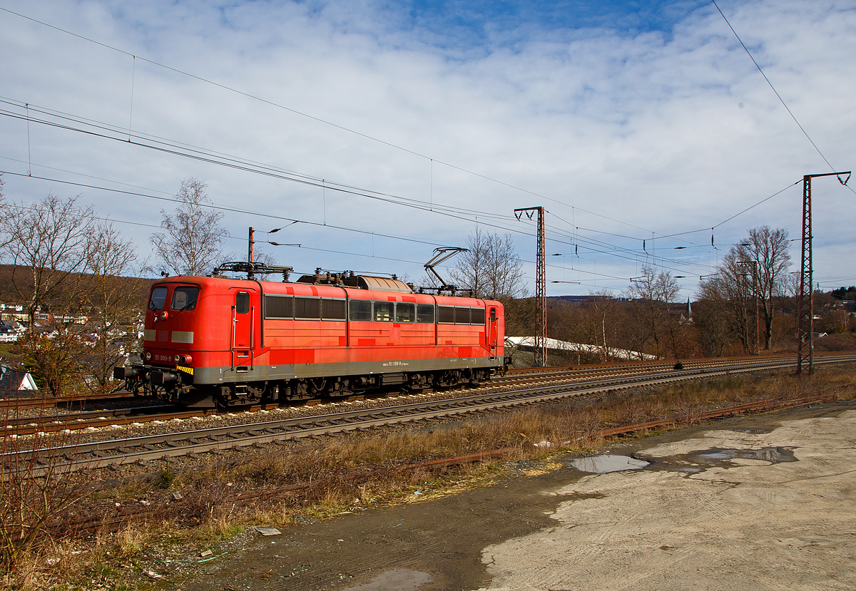 Nach getaner Arbeit vom Nachschieben wieder auf der Rücktour....
Die DB Cargo AG vermietete Railpool 151 099-9 (91 80 6151 099-9 D-Rpool), fährt am 20.03.2021 als Lz durch Rudersdorf (Kr. Siegen) über die Dillstrecke (KBS 445) in Richtung Kreuztal.

Die Lok wurde 1976 von Krupp unter der Fabriknummer 5349 gebaut und an die Deutsche Bundesbahn geliefert. Bis 31.12.2016 gehörte sie zur DB Cargo AG. Zum 01.01.2017 wurden je 100 sechsachsige elektrische Altbau-Lokomotiven der Baureihen 151 und 155 an ein Konsortium aus dem Lokvermieter Railpool verkauft. Die DB Cargo mietet daraufhin 100 Loks von Railpool wieder an. Die anderen Maschinen werden dem freien Markt angeboten.