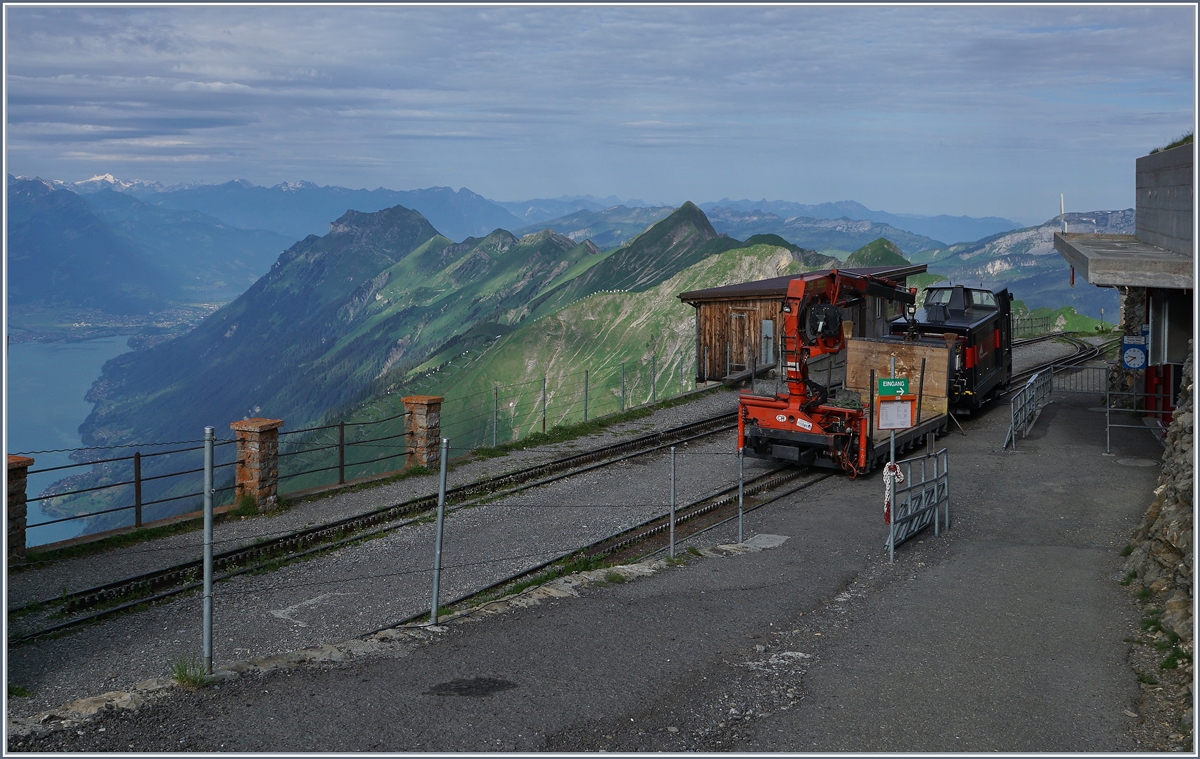 Nach einer guten Abendessen und einer Übernachtung fragte ich mich, wie das Berghotel versorgt wird. Die Antwort sah ich am Morgen im Bahnhof von Brienzer Rothorn: Ein Ein  Versorgungszug  war am frühen Morgen schon auf den Berg gefahren und wird nun be- und entladen. 
8. Juli 2016