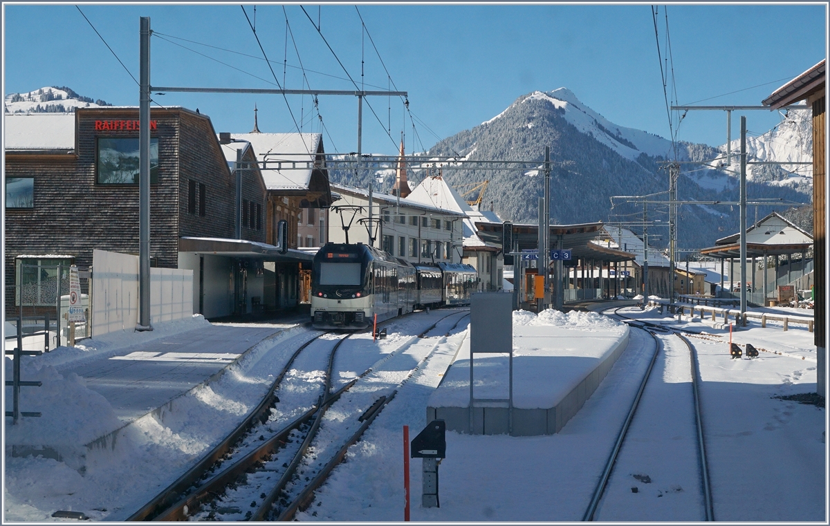 Nach der Kreuzung mit dem MOB Alpina Regionalzug 2213 in Châteaux d'Oex fährt unser Zug weiter Richtung Zweisimmen, wobei die Schiebe des Steuerwagens vom aufgewirbelten Schnee immer weniger zum Fotografieren taugt...
13. Feb. 2018