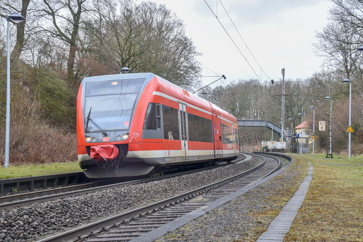 Nach längerer Zeit mal wieder auf Tour gewesen...
646/946 713 (Stadler GTW 2/6) der DB Regio Kurhessenbahn mit dem Taufnamen  Stadt Zierenberg  verlässt am 28.03.2018 den Haltepunkt Baunatal-Rengershausen als RB 39 in Richtung Bad Wildungen.