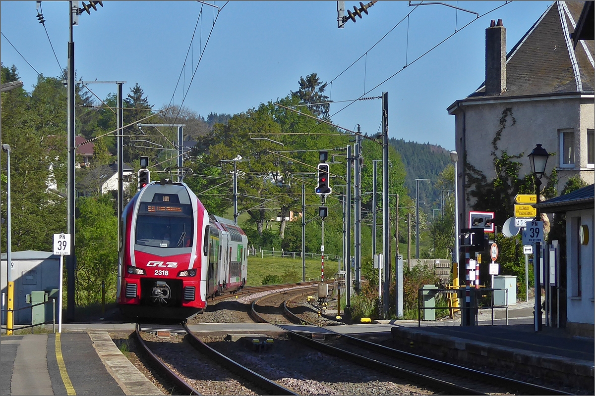 Nach mehr als 2 Monaten fuhren wir mal wieder mit der Bahn von Wilwerwiltz nach Luxemburg. Der CFL KISS Z 2318 fährt am 20.05.2020 in den Bahnhof von Wilwerwiltz ein. (Hans) 