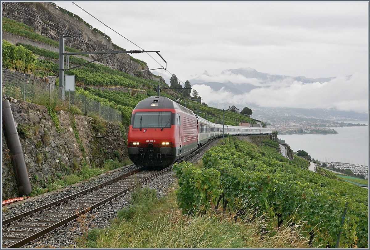 Nachdem beim Umleitungsverkehr via die  Train des Vignes  Strecke sich die SBB Re 460 089-6 mit ihrem RE 30630 an mir vorbeigequält hatte, um kurz ihre Fahrt und meine Fototour abzubrechen, war ich in der Folge bei weiteren Umleitungsverkehren nicht so erpicht auf einen weiteren Besuch der Strecke, insbesondere auch, da ich vermutete, die Re 460 Leistungen werden ausschliesslich durch RABe 511 abgedeckt. Die SBB Re 460 089-6 mit ihrem RE 30630 kurz vor dem Salanfe Tunnel (und der unfreiwilligen Entstation Lauvaux). 

29. August 2020