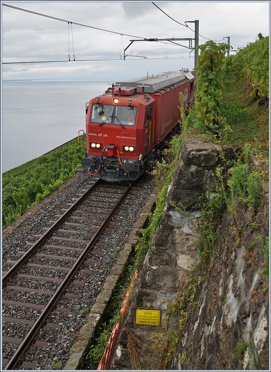 Nachdem ein Umleitungszug bei feuchtem Wetter infolge Sandmangel stecken geblieben war, musst der Hilfszug ausrücken: Der SBB XTmas 99 85 9174 004-3 bzw. 177 004-0 auf der  Train des Vignes  Strecke oberhalb von St-Saphorin. 

29. Aug. 2020