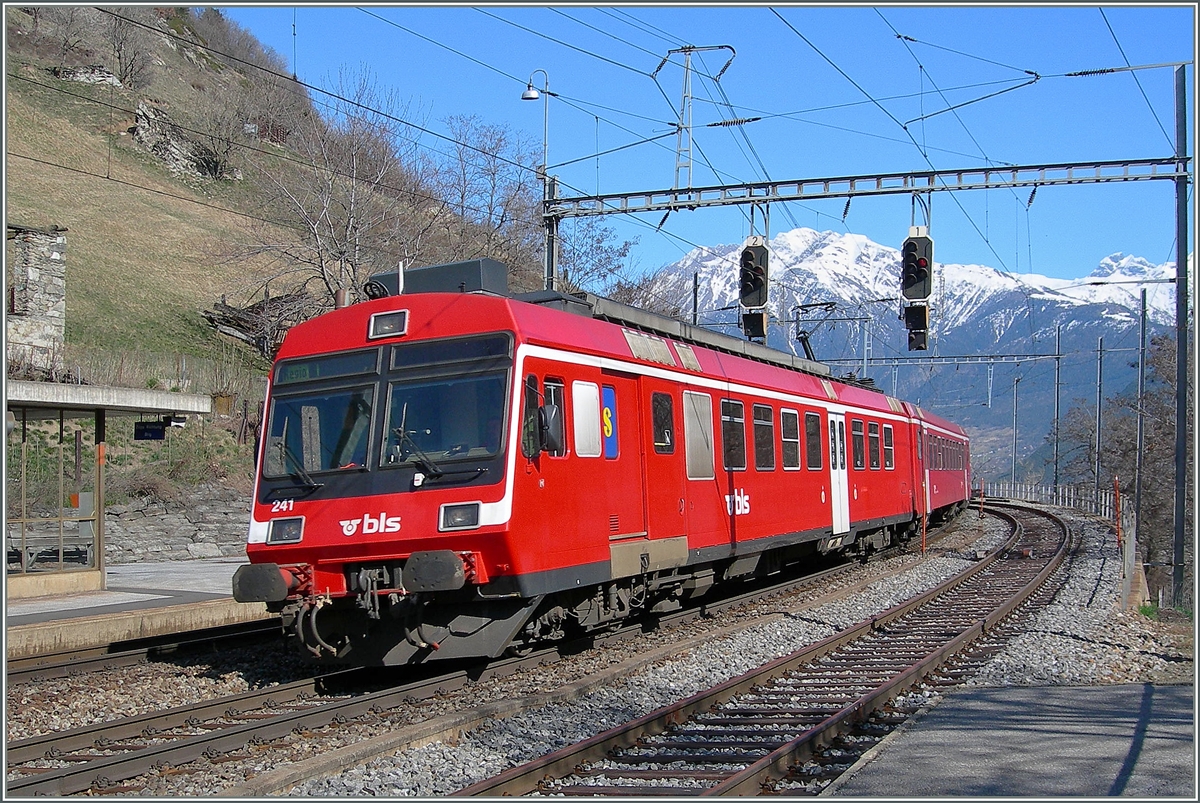 Nachdem lange Zeit die BLS ABDe 4/8 mit Bt den Regionalverkehr prägten, wurde kurz vor der Eröffnung des Lötschberg Basis Tunnels (LBT) vermehrt auf verschiedene Komposition für den Regionalverkehr auf der Südrampe zurückgegriffen: Hier ist ein von der mit  der Fusion mit der RM (ex EBT SMB VHB) zur BLS gelangter RABDe 566 bei der Ausfahrt Richtung Brig in Ausserberg zu sehen. 
16. März 2007 