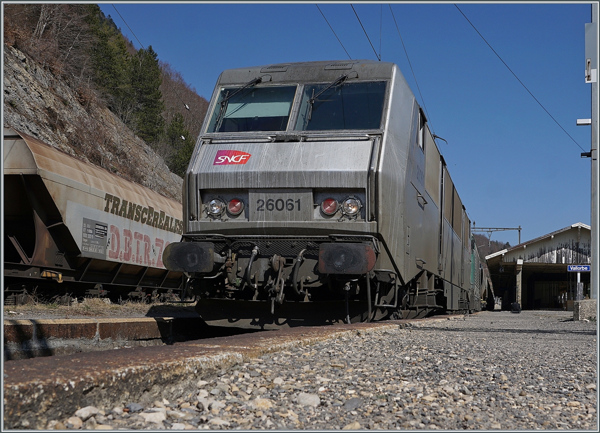 Nachdem das Stromsystem im westlichen Bahnhofkopf von Vallorbe auf das SNCF System (25000 Volt, 50 Hz) umgestellt wurde, setzt sich die SNCF BB Sybic BB 26061 vor die BB 27034 und den  Spaghetti -Zug  der nach der Pause der beiden Lokführer dann im Laufe des Nachmittags Richtung Frankreich abfahren wird. 24. März 2022