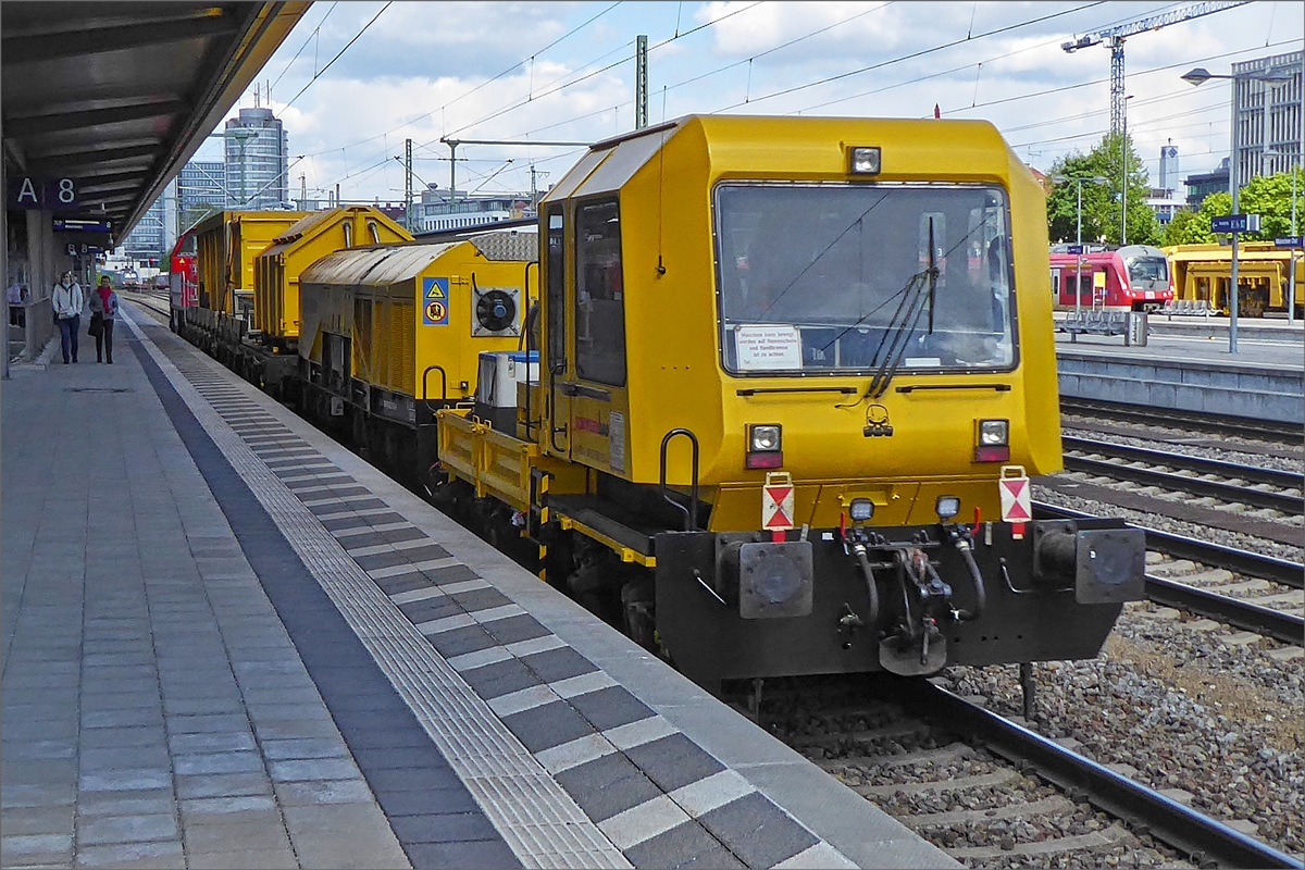 Nachschuss auf den Drehhobelzug D-Hob 2500 der Firma Schweerbau, gezogen von der Vossloh 1700 BB. bei der Durchfahrt durch den Bahnhof München Ost.  14.05.2019 (Hans)