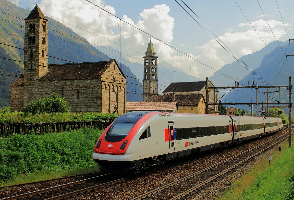  Nachschuss  auf einen RABDe 500, der am 13.09.2016 mit dem ICN 671 von Basel SBB nach Lugano den Ort Giornico an der Gotthard-Südrampe durchfährt, im Hintergrund die Kirchen San Nicolao und San Michele