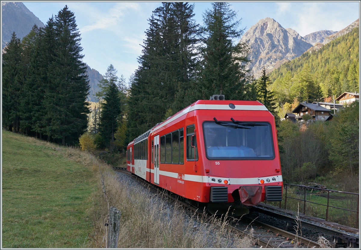 Nachschuss auf den SNCF Z 850 055, der als TER 18914 von Vallorcine nach St-Gervais-Les Bains-le-Fayet unterwegs und vor wenigen Minuten Vallorcine verlassen hat. 
Zu meinem Leidwesen vermochte die Sonne zu dieser Jahreszeit nicht mehr bis ins Tal zu scheinen, die Berge sind hier zu hoch.  

20. Oktober 2021