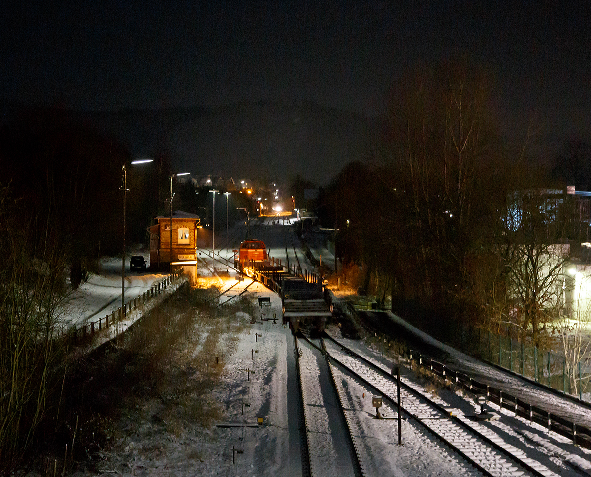 
Nachschuss und Blick auf den Bahnhof Herdorf...
Die WLE 53  Kreis Soest   (92 80 1275 106-3 D-WLE) der Westfälische Landes-Eisenbahn GmbH in Lippstadt  (eine MaK G 1206) fährt mit einem leeren Güterzug (Schwerlastwagen) am 19.01.2016 durch Herdorf in Richtung Betzdorf/Sieg.
