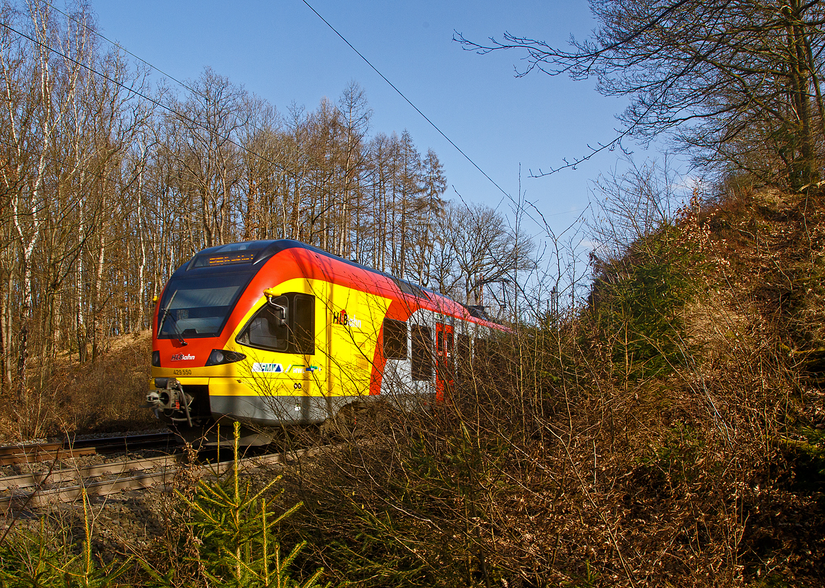 Nachschuss und etwas verdeckt....Der 5-teilige Stadler Flirt 429 050 / 429 550 der HLB (Hessischen Landesbahn) fährt am 23.02.2021, als RE 99  Main-Sieg-Express  (Siegen - Gießen - Frankfurt), durch Rudersdorf (Kr. Siegen) über die Dillstrecke (KBS 445) in Richtung Gießen.