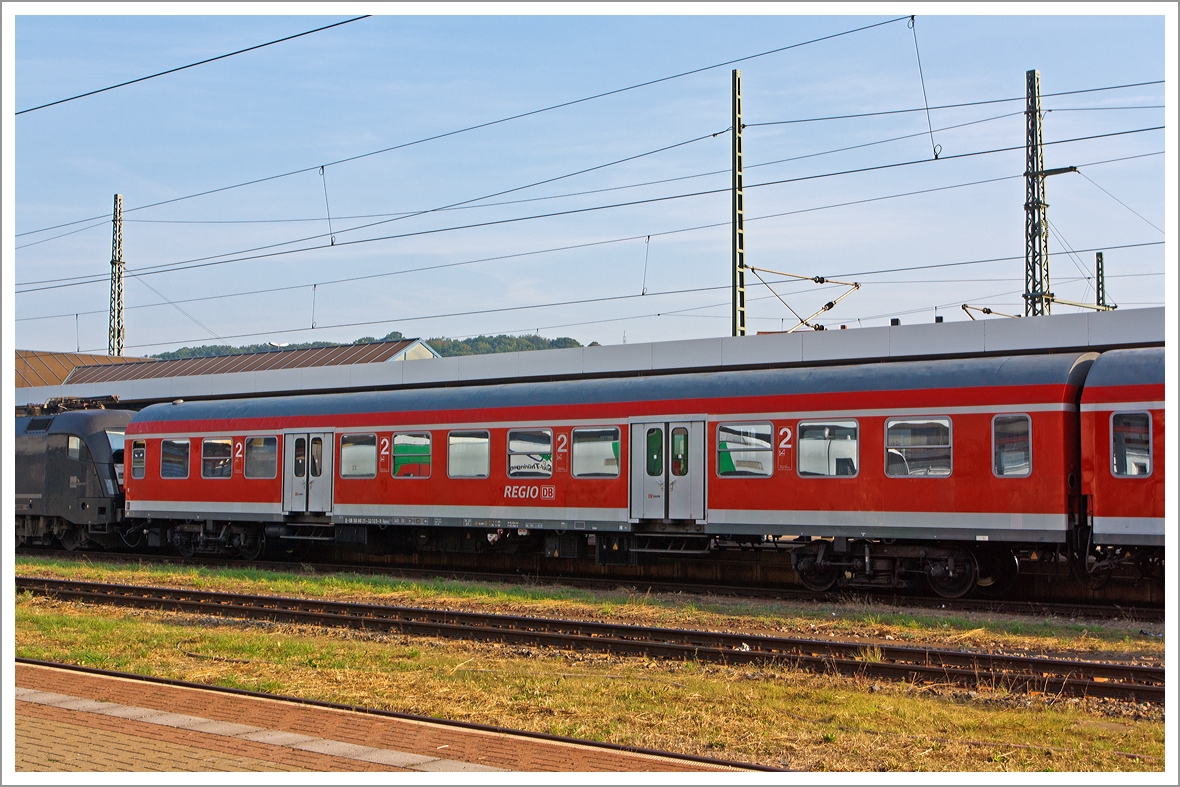 Nahverkehrswagen 2. Klasse (ex Halberstädter Mitteleinstiegswagen) D-DB 50 80 21-33 116-2 Byz 439.4 am 24.08.2013 im Hbf Eisennach.

Diese die Urspungsausführung dieser Wagen wurden von der DR in den 1970er und 1980er Jahren im Raw Halberstadt hergestellt.

Technische Daten:
Zulässige Höchstgeschwindigkeit: 140km/h
Länge über Puffer: 26,4 m
Leergewicht: 41 t