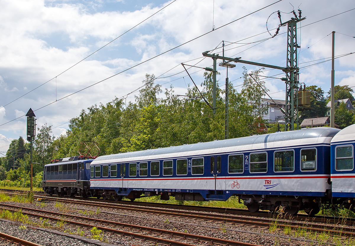 
Nahverkehrswagen 2. Klasse mit Fahrradabteil (n-Wagen) der Gattung Bnrd 451.9 (ex Bnr 725.0), D-TRAIN 50 80 84-34 225-4 Bnrd 451.9 der TRI Train Rental GmbH, am 02.06.2018 bei einer in Niederschelderhütte. Vorne die Zuglok 110 469-4.

Der ursprüngliche Wagen (Bnr 725.0) wurde zwischen 1965 und 1968 vom AW Karlsruhe gebaut und 1996 umgebaut. Diese Fahrradwagen der Bauart Bnrdz 451.9 entstanden durch Umbau aus reinen Sitzwagen, indem der Endgroßraum am Handbremsende ausgeräumt und mit Klappsitzen versehen wurde.

TECHNISCHE DATEN:
Spurweite: 1.435 mm
Länge über Puffer: 26.400 mm
Wagenkastenlänge: 26.100 mm
Wagenkastenbreite:  2.825 mm
Höhe über Schienenoberkante: 4.050 mm
Drehzapfenabstand: 19.000 mm
Achsstand im Drehgestell: 2.500 mm
Drehgestellbauart:  Minden-Deutz 432
Leergewicht:  33 t
Höchstgeschwindigkeit:  140 km/h
Sitzplätze: 90
Abteile: 2 Großräume 2. Klasse, 1 Mehrzweckabteil
Toiletten:  1 (geschlossenes System)