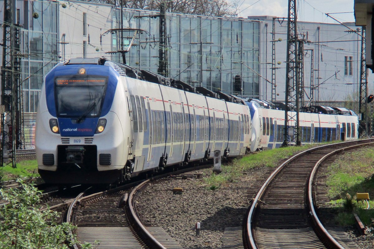 National Express 869 treft am 24 März 2017 in Köln Süd ein.