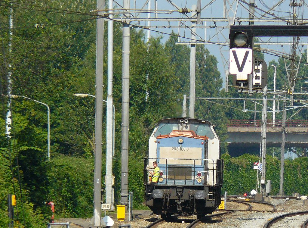 NBE Rail Diesellok 203 160-7 Dordrecht 18-07-2013.

NBE Rail diesellocomotief 203 160-7 keert terug van Dordrecht Zeehaven. Dordrecht 18-07-2013.