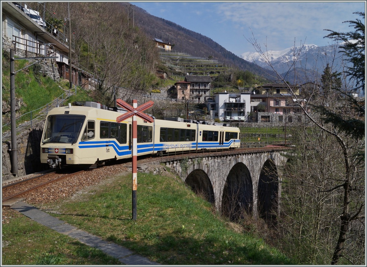 Neben der bekannten Brücke über die Isonno gibt es in Intragna noch eine weiter Brücke, unter welcher der R. di Mulitt einer der Hundert Täler geformt hat. Der Centovalli-Express 43 von Domodossla nach Locarno wird in Kürze die Station Intragna erreichen. 
20. März 2014 