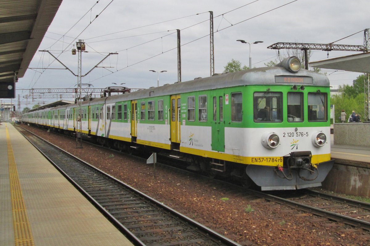 Neben zwei Modernisierungvarianten fahrt bei der SKM auch die nr farblich renovierter Version der EN57 wie EN57-1784 in Warszawa Wschodnia am 2 Mai 2016.